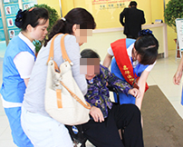 酷暑慰问送清凉 真情关怀鼓人心