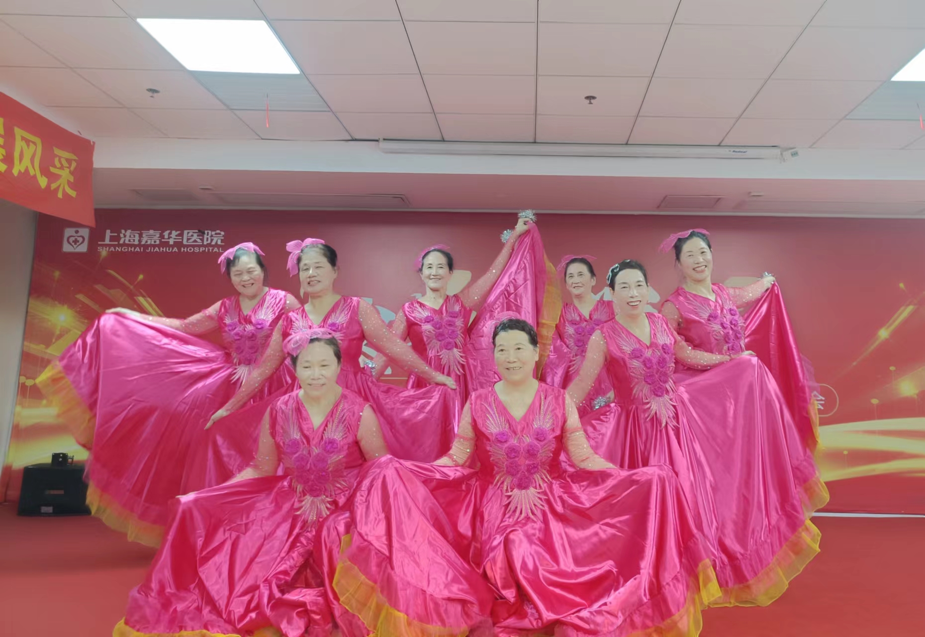 爱在金秋 情暖重阳!上海嘉华医院重阳节院内举办慰问演出,院外开展便民服务